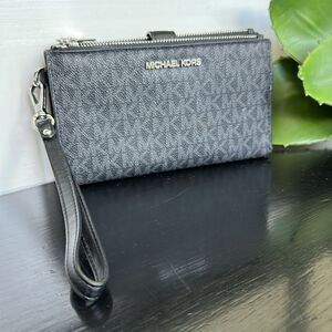 Michael Kors Jet Set Wristlet Wallet Black Signature Logo Zip Around